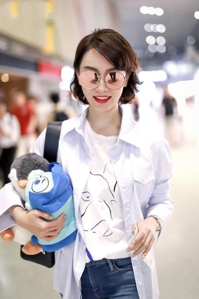 41岁陈数现身机场穿搭时尚，网友：怎么又瘦了？