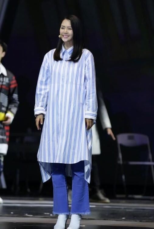 衣不惊人死未休，谭维维成新闻衣服占了一半功，招招式式都惊人！