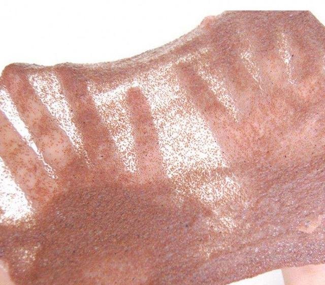 女人毛孔粗大很粗糙，用蛋清和小颗粒混合敷脸，3天收毛孔除暗黄