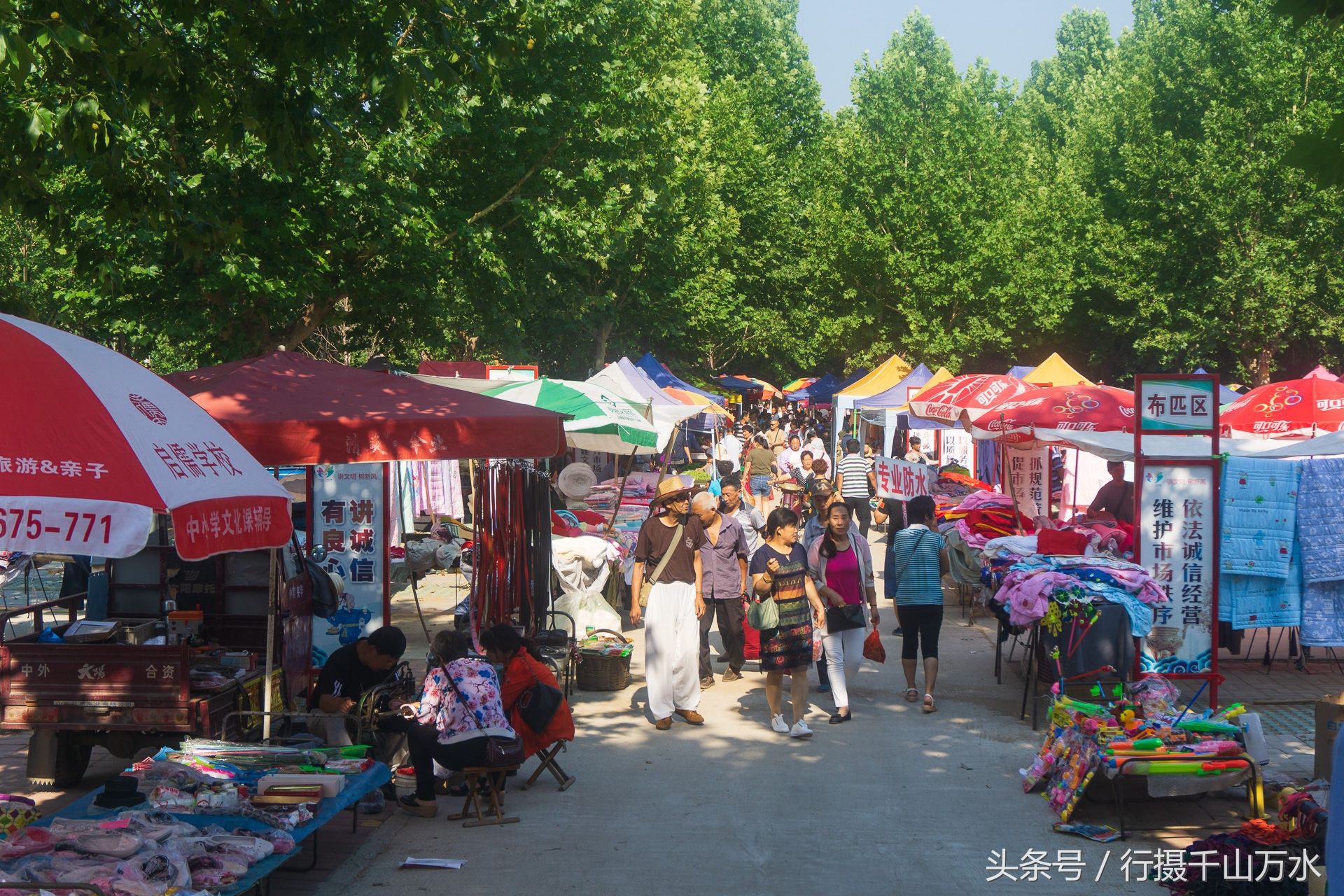 夏日农村大集上的服装摊，价格便宜却少人问津，生意不好做了