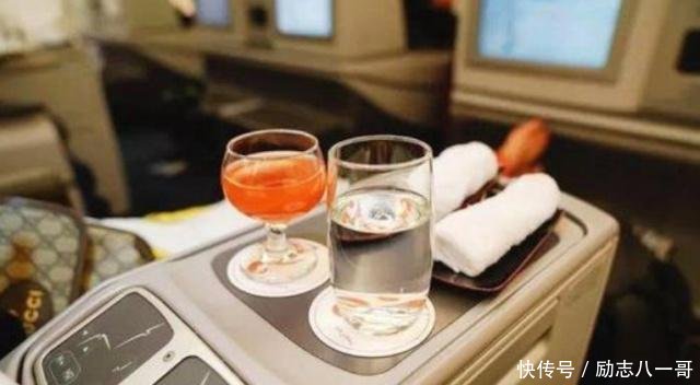 空姐偷偷告诉你，6种飞机上“隐藏福利”，不懂就亏大了！