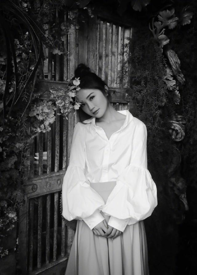 蔡卓妍字母T恤+吊带裙,回归青春美少女,网友:这次没得罪造型师