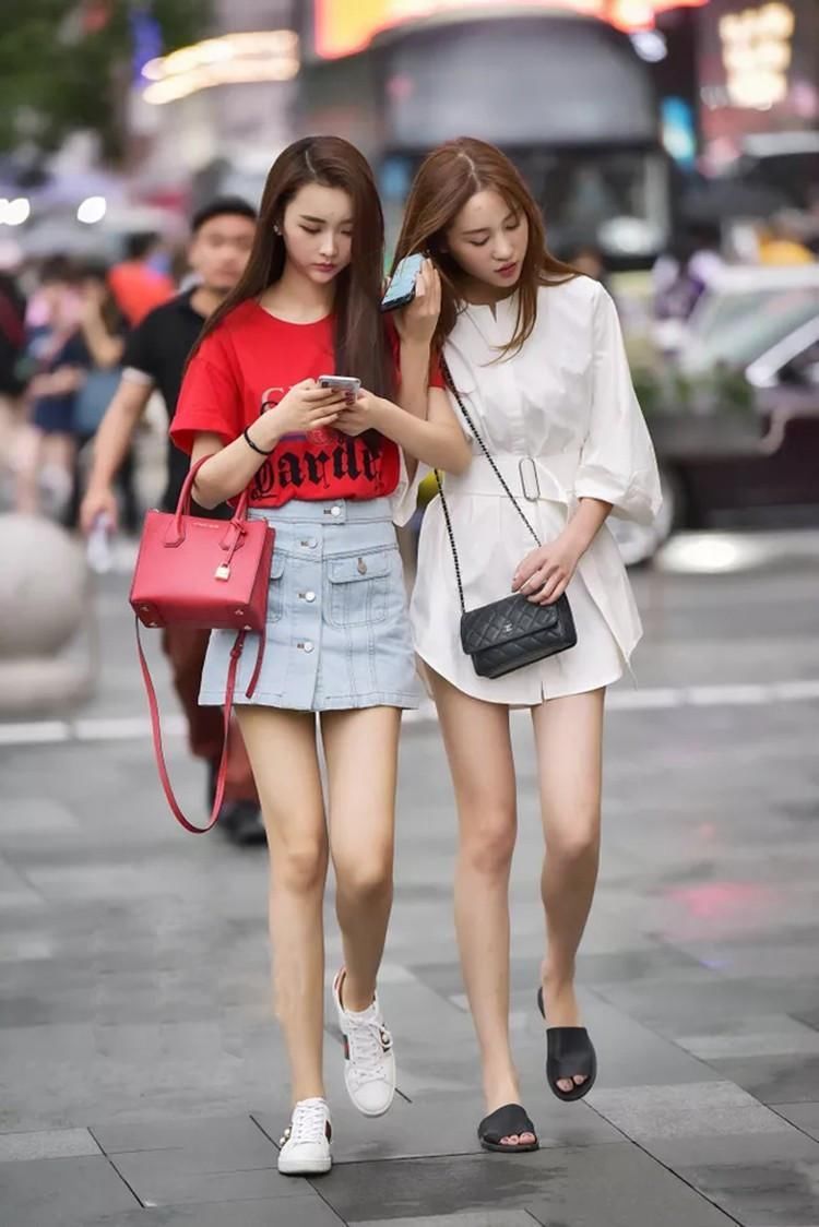 街拍:小姐姐靓丽打扮突显紧致的身姿曲线，流露出浓浓的女人味!