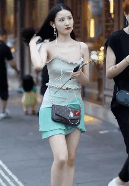 成都街拍 吊带连衣裙穿着纱裙黑丝秀美腿，网友惊呼:按奈不住了