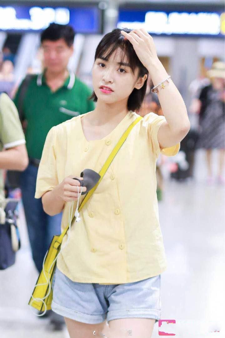 沈月的腿终于细了，机场炫腿，“泥石流”到“清流”的成功转型?