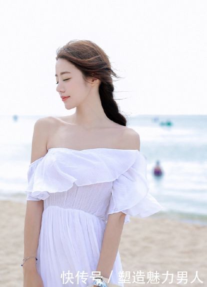 街拍：纯美的白色连衣裙，甜美的公主气息，散发迷人风采