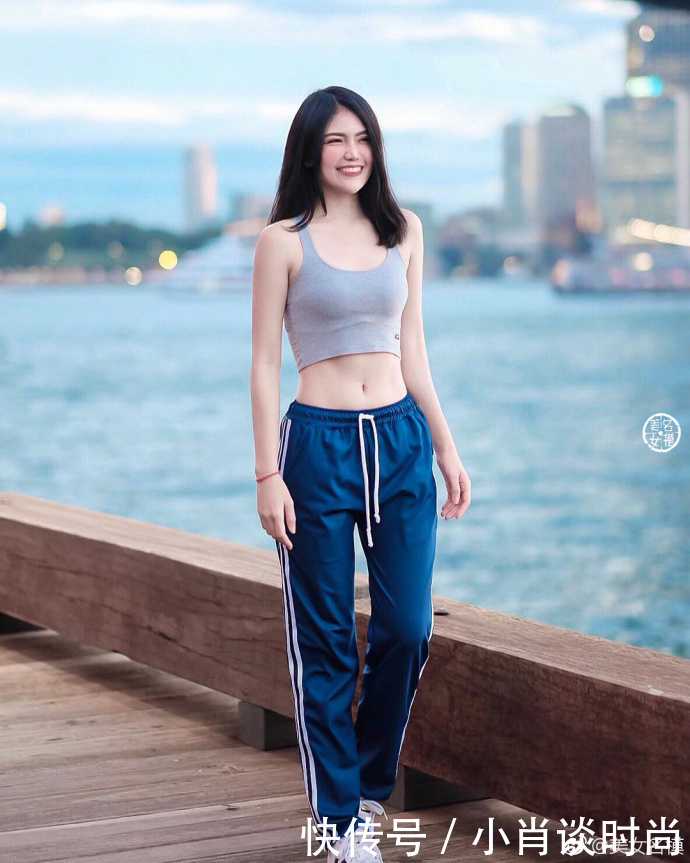 街拍:紧身裤VS包臀裙,样样都凸显优雅而且纤细修长大长腿!