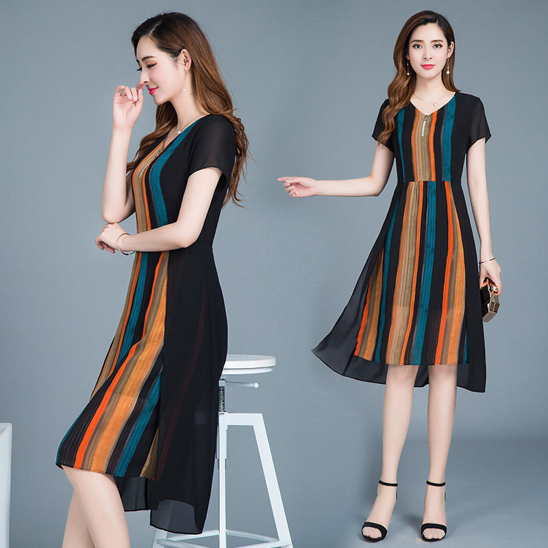 如今70后女人都流行这样穿，换上这连衣裙，居然美得不敢相信