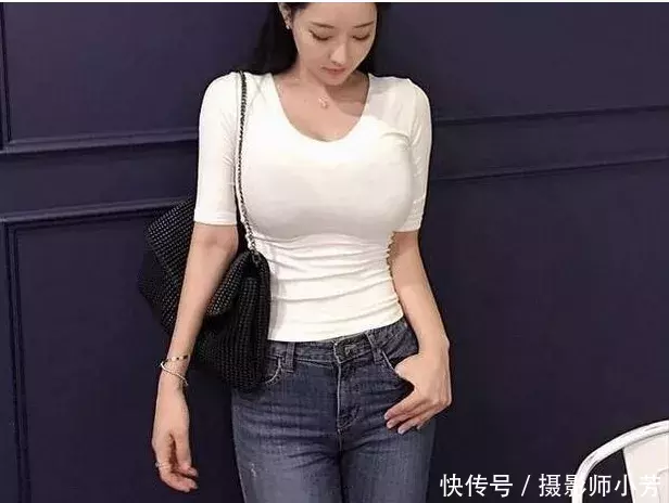 路人街拍，小姐姐身材窈窕，穿着彰显青春与活力，长相令人惊艳！