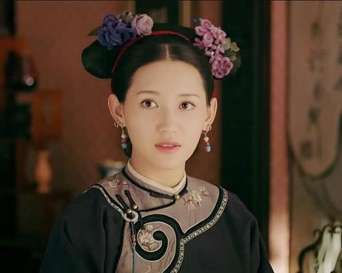 “尔晴”真敢穿，身上衣服只靠两根吊带撑起，裙子开叉到大腿根！