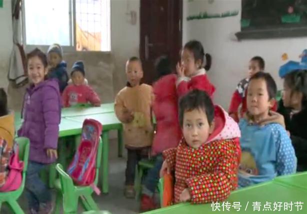 退休教师在学校养鸡，村民不满，他振振有词：学校就是我家