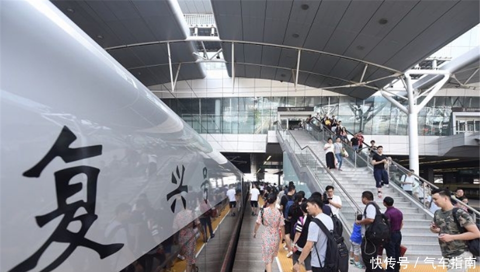 外国人提出疑问：为什么中国高铁不走直线非要绕弯？看完涨知识！