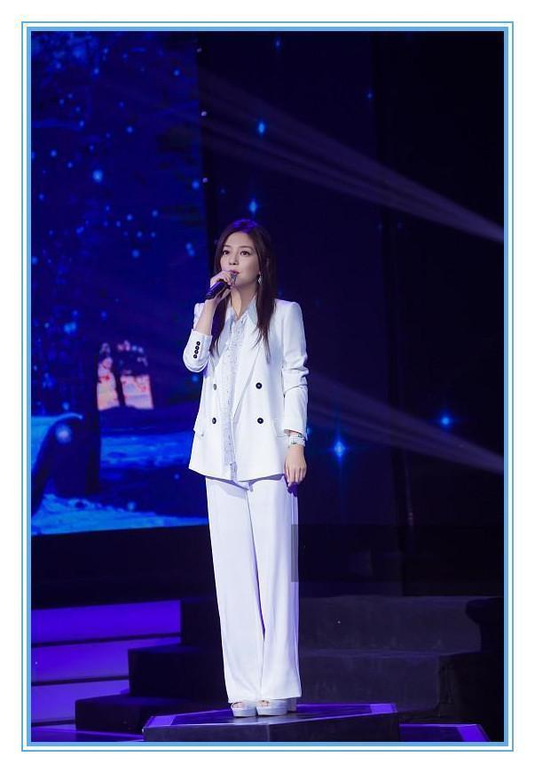 43岁赵薇穿白西装太霸气，35岁韩雪却不一样，网友：太仙气了