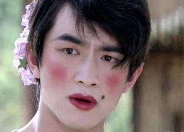 男明星也爱涂口红?陈伟霆技法娴熟，李晨竟把口红折断了!