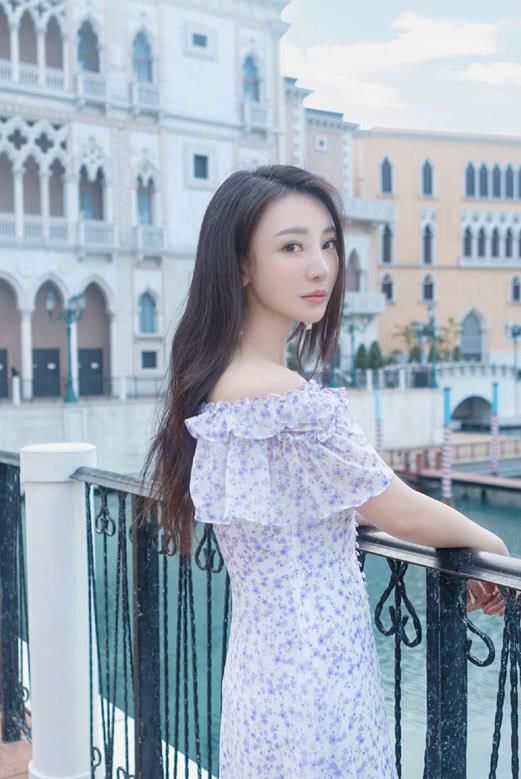 柳岩才是大照骗？素颜健身照暴露真实身材，网友：看到腿我沉默了