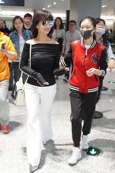 赵雅芝扮嫩简直了!62岁穿衣比助理还少女，脖子皱纹出卖了年龄!