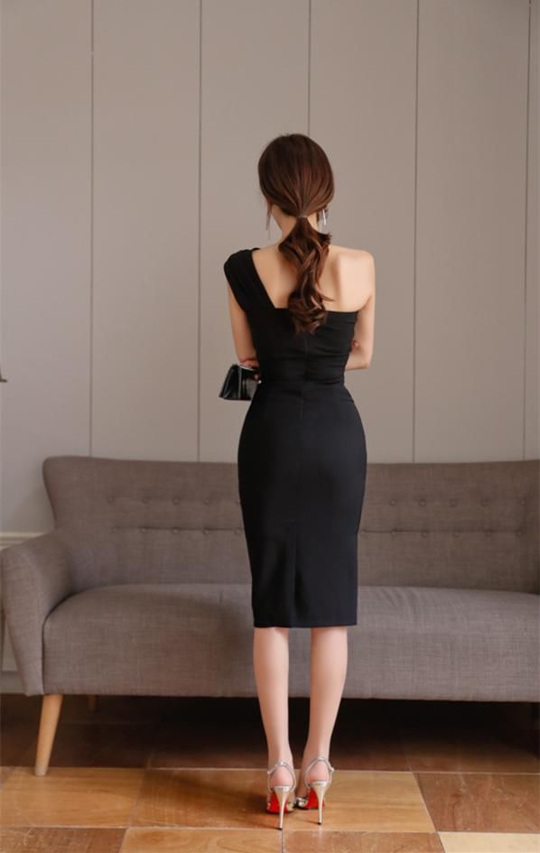 难得气质美女，身材样貌一流!