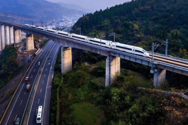 印度专家疑惑：中国高铁为何不建在地上，那样不是更省钱吗？