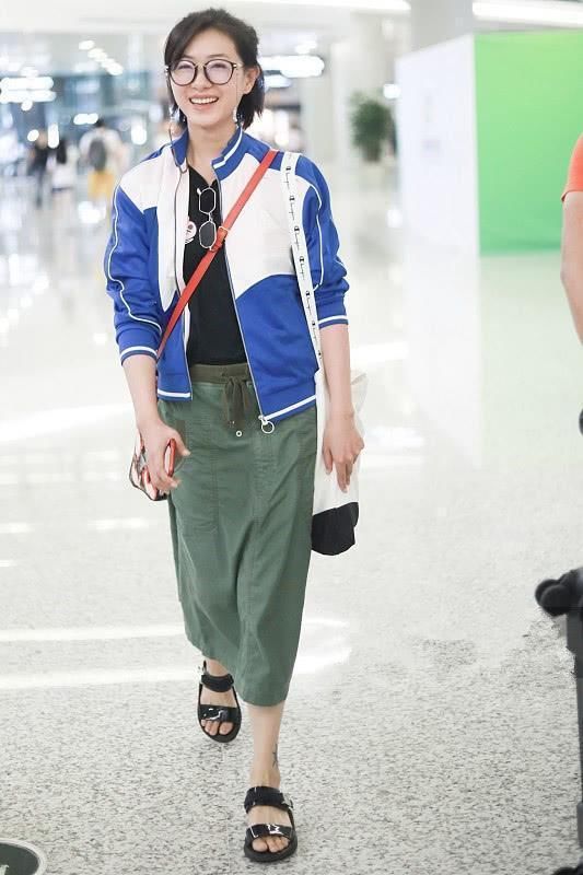 万茜就应该穿短一点的裙子，这样才能让自己不那么尴尬!