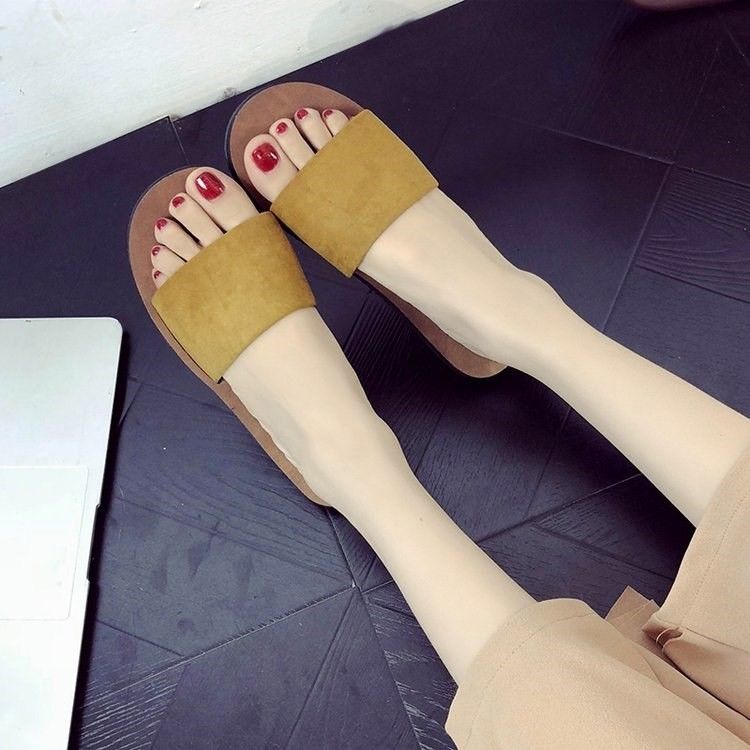 高跟鞋、豆豆鞋、不如一双平底凉拖舒适，时髦轻盈解放双脚
