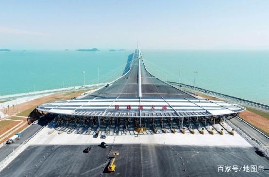 港澳开车靠左，内地开车靠右，在港珠澳大桥开车靠哪边