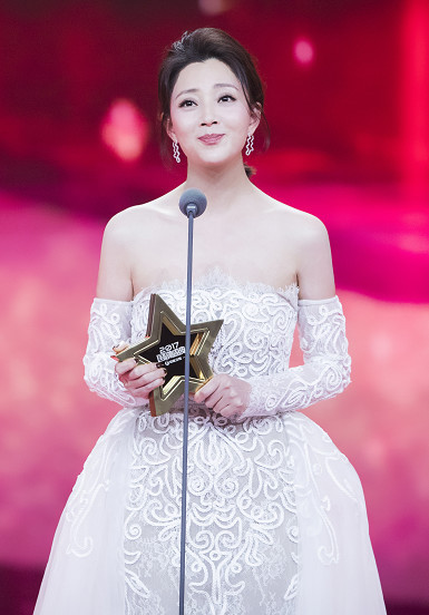 37岁殷桃虽然有点微胖，却体态丰腴韵味十足，一席深V开到不能再