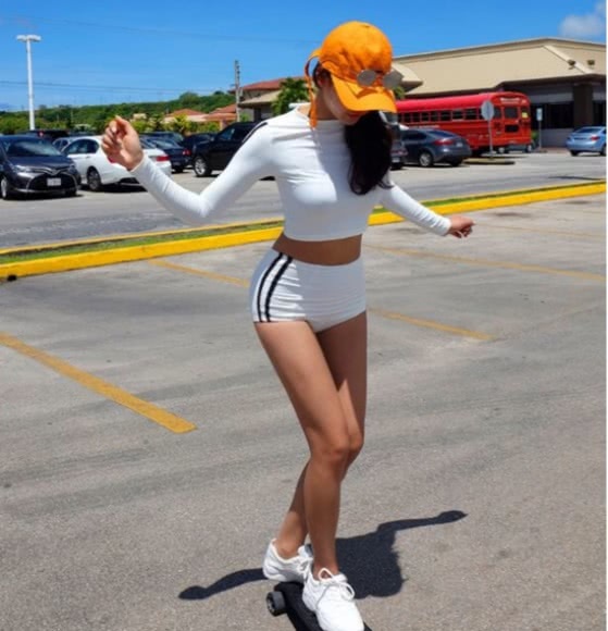 小姐姐超短裤套装的时尚,展现真我秀出身材,大长腿惹人羡慕!