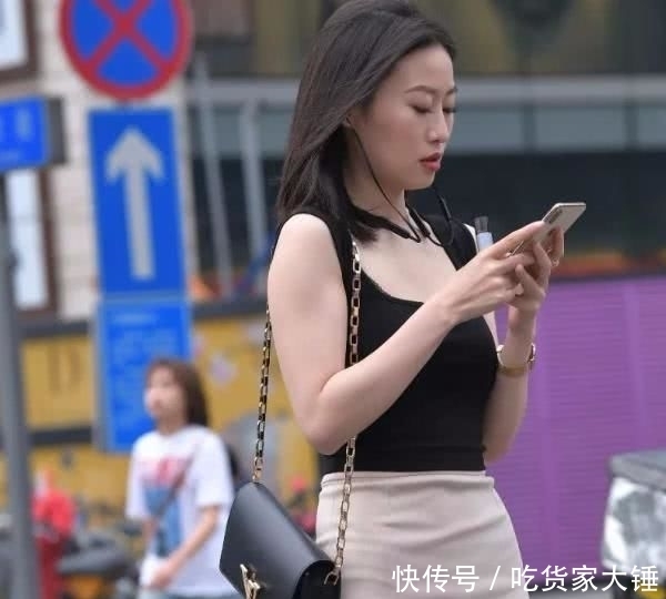  『吊带』时尚街拍：黑色吊带搭配紧身包臀裙，简约清新，彰显东方女人感性