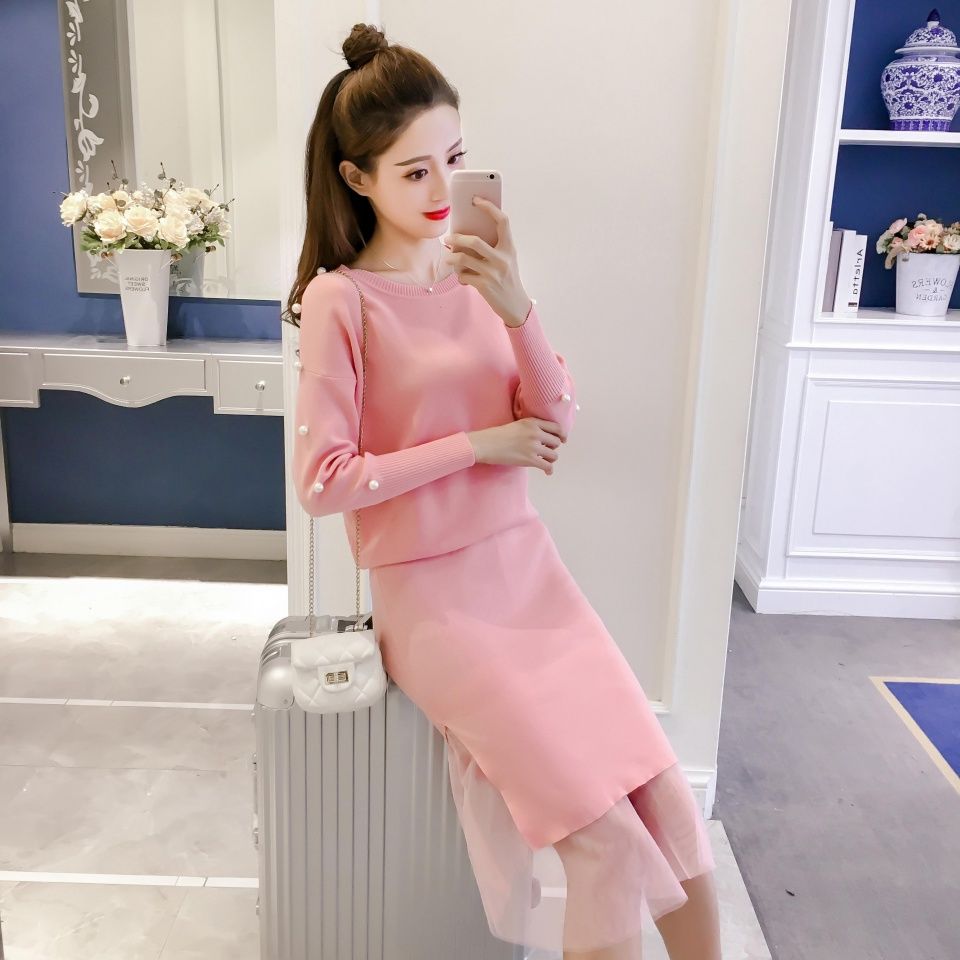 刚入秋，这套装就火了，搭上高跟端庄，洋气，优美动人