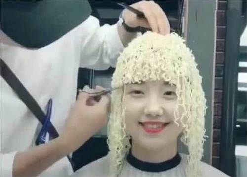 女子烫了一款方便面发型,网友：加点调料就能吃了