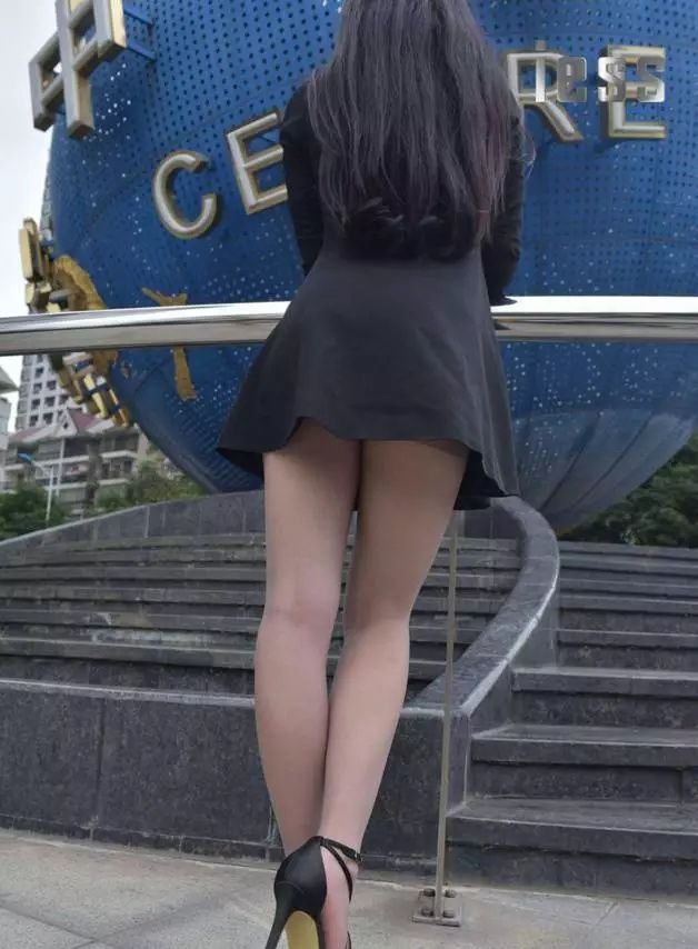 街拍:上班路上碰到的超薄肉丝迷人美腿白领