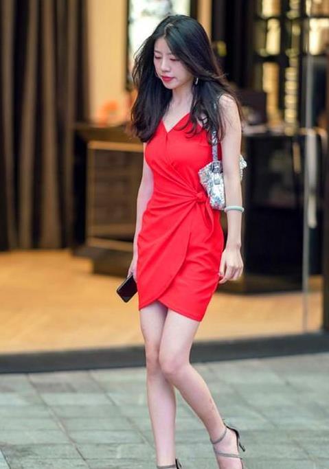 红色■街拍:名嫒美姝的美女,一件红色的连衣裙,时尚唯美好身姿