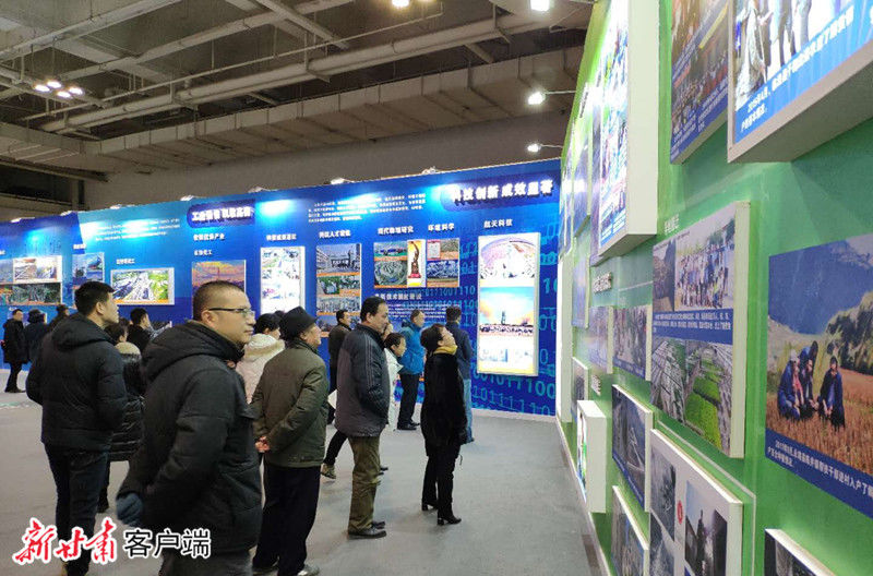 离退休老同志参观甘肃省庆祝改革开放40周年图片展