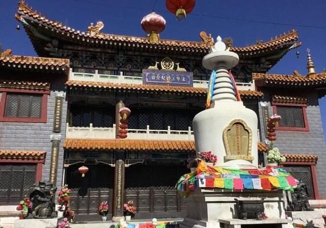 中国著名的四大佛教圣山, 常年香火旺盛, 分别供奉哪座菩萨?