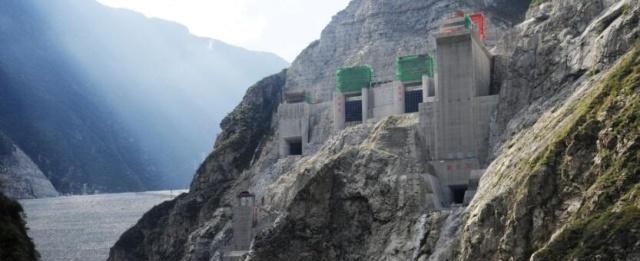 四川最让人“心慌”组合：悬崖峭壁上的大桥，对上绝壁上的电站！