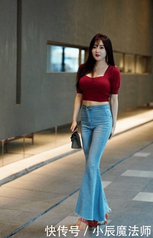 感觉|路人街拍,小姐姐柔美的休闲衫搭配半裙,时尚又动人