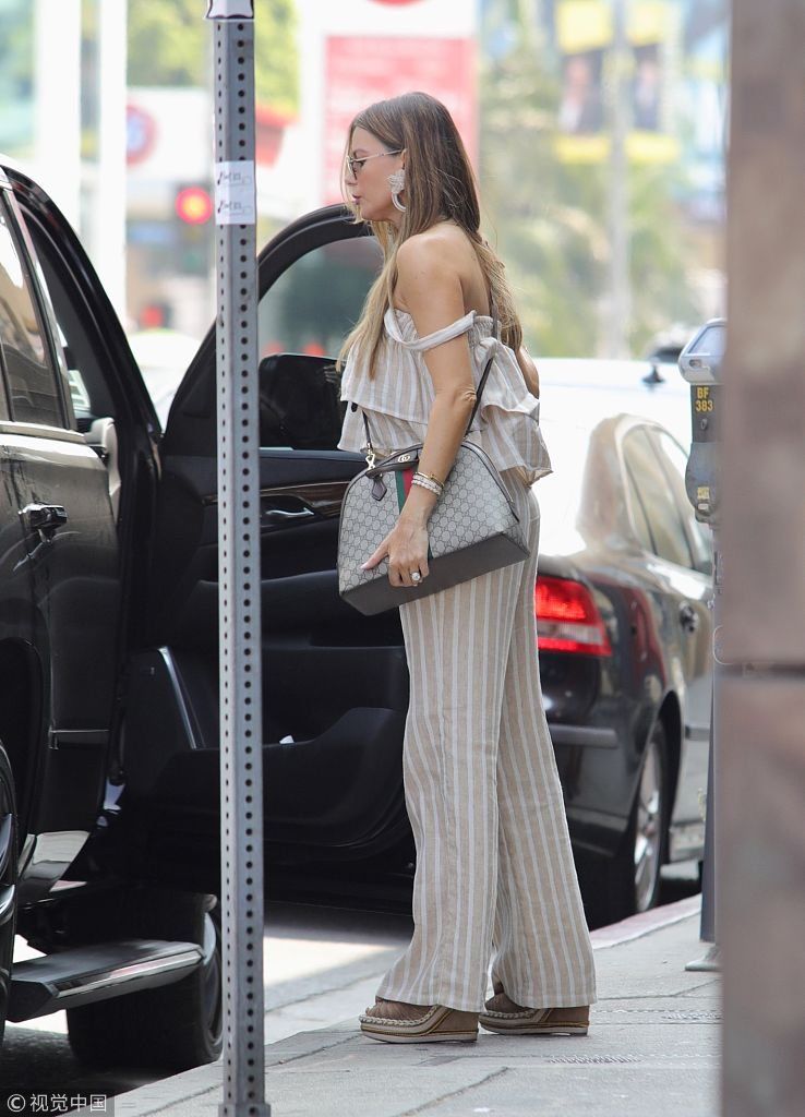 《摩登家庭》索菲亚沃基拉性感露香肩 穿条纹连体裤腿长变2米