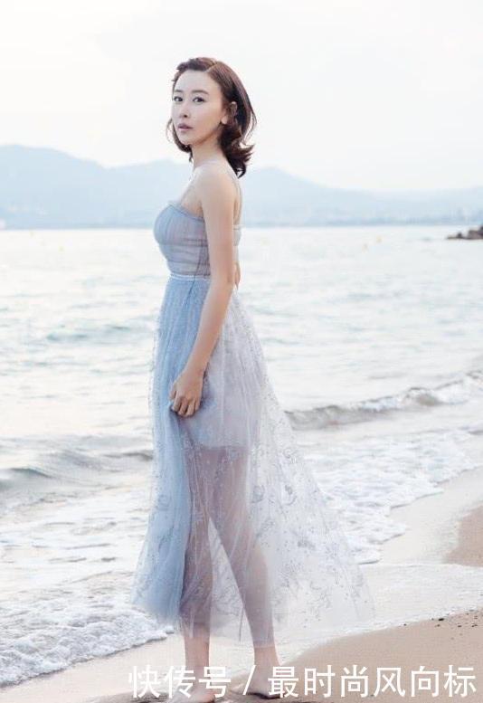 毛俊杰穿吊带裙海边游玩，腰间的三坨赘肉好扎眼啊