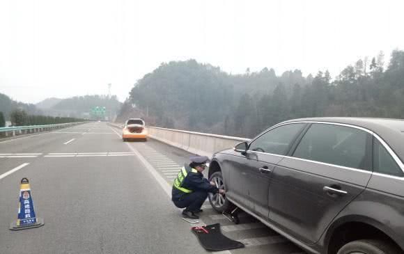 高速上爆胎，能直接找交警吗？许多车主不懂，白花不少冤枉钱！