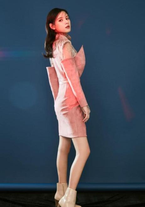 张予曦穿透视衫搭喇叭裤身材“碾压”路人 网友: 这腿是真是存在