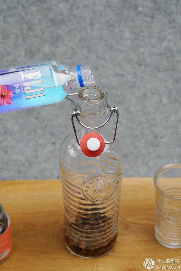 不止是冷泡茶和调酒!好水如何物尽其用?和撕葱一样精致生活，从一瓶斐济水开始