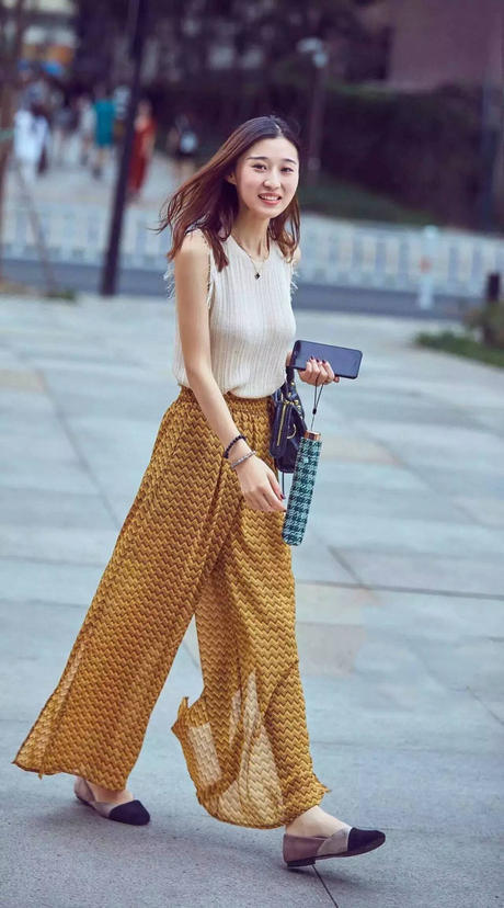 街拍路人,清爽简约的搭配应季又时尚,小蛮腰真的加分不少!