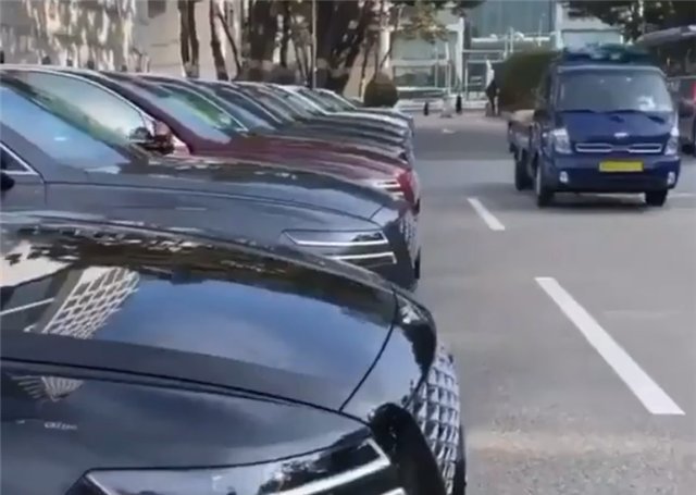 内容■一批捷恩斯GV80到店,对标X7,配8AT,马力300匹,国内还未引进