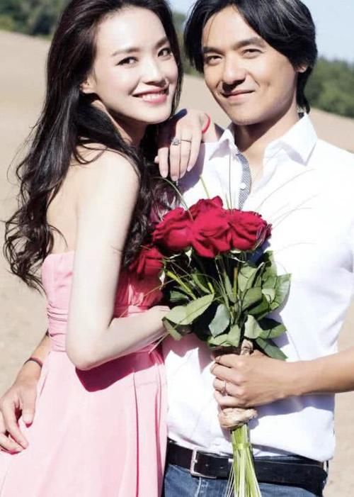 舒淇新照片，利落短发，粉色长裙，凹凸有致，性感十足！