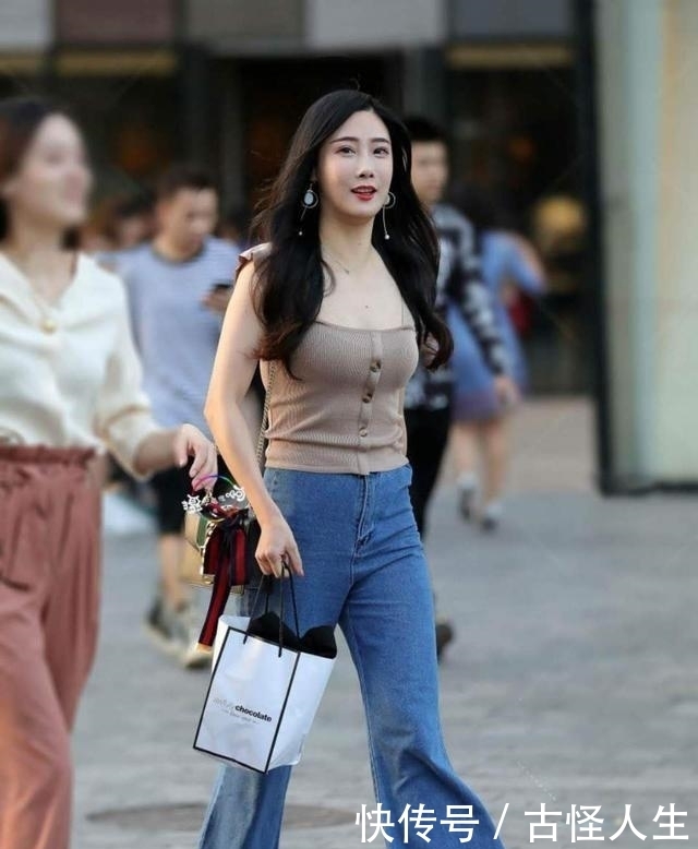 美女|街拍:小姐姐蓝色休闲上衣搭配亮灰色打底裤,修饰美女甜美的身姿