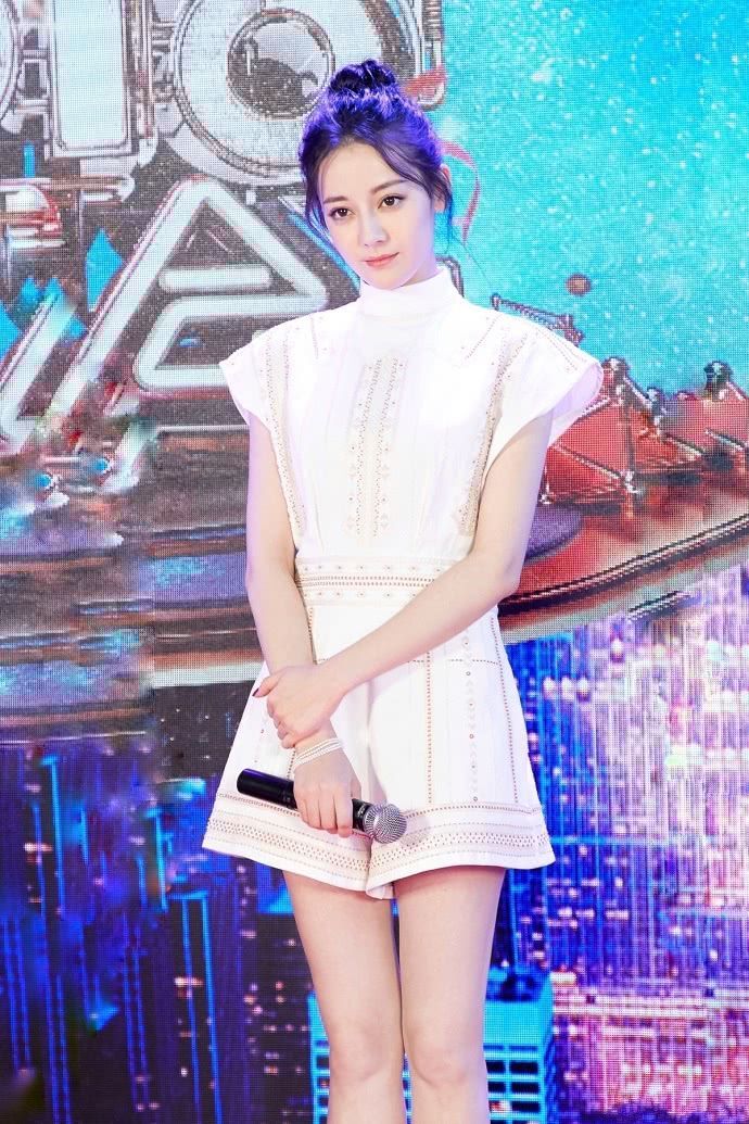 迪丽热巴穿高领连体超短裤显脸大，网友：这张脸简直不敢评价