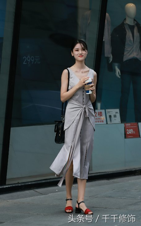 街拍:妹子身姿妖娆,甜美又带小性感