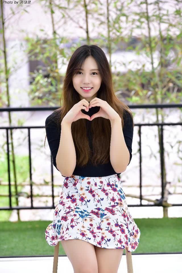 街拍:身材苗条的女神，超短裙不仅太短又太紧，还被挤出痕