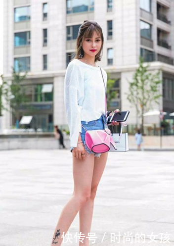 街拍: 紧身装尽显凹凸身材, 身材高挑尽显白皙美腿！