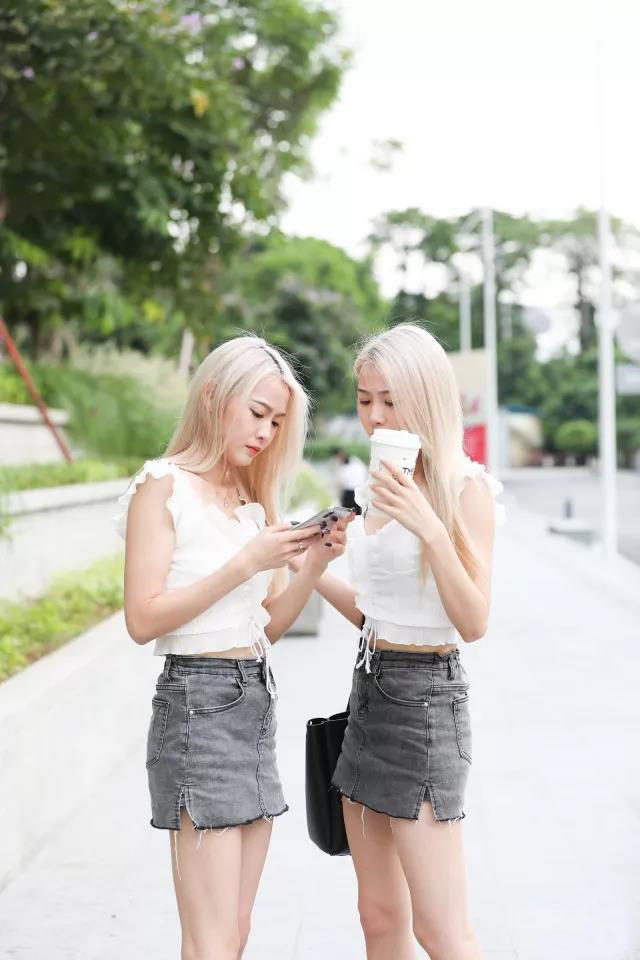 街拍双胞胎姐妹花，你能猜出哪个是姐姐，哪个是妹妹